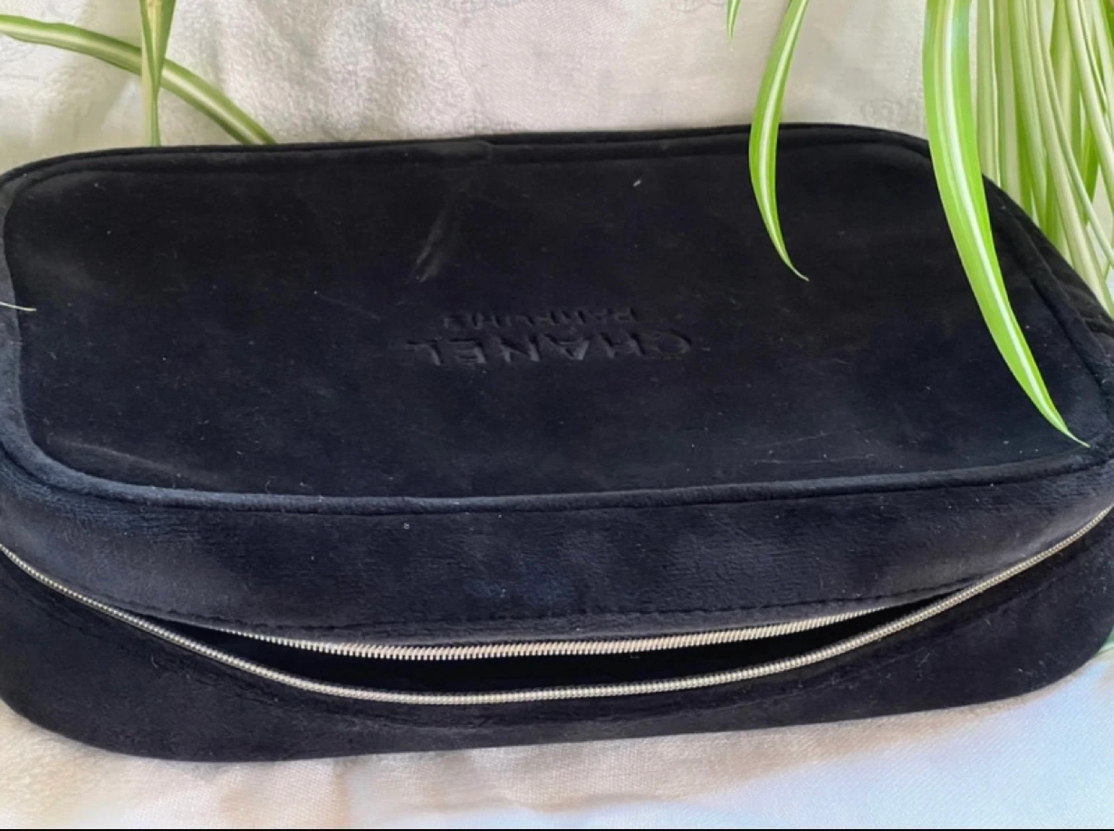 Chanel trousse de toilette en velours neuve – photo 2